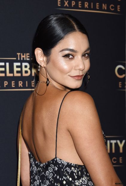 VH003_127 - Vanessa Hudgens la THE CELEBRITY EXPERIENCE AT THE HILTON UNIVERSAL UNIVERSIAL CITY
