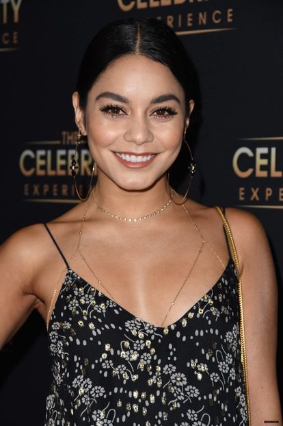 VH006_117 - Vanessa Hudgens la THE CELEBRITY EXPERIENCE AT THE HILTON UNIVERSAL UNIVERSIAL CITY