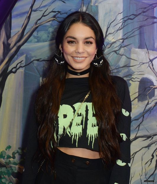 VH002_172 - Vanessa Hudgens la AT KNOTT S SCARY FARM IN LA