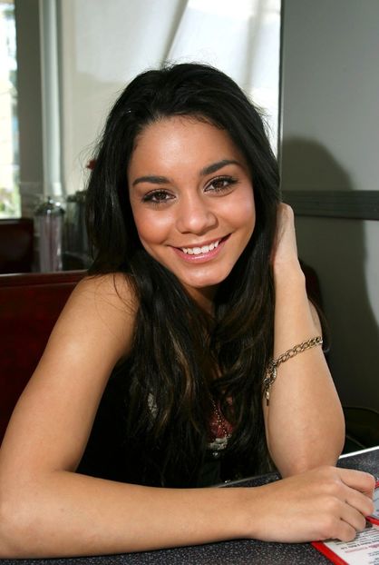 Clark_Vanessa_281229 - VANESSA HUDGENS PHOTOSHOOTS 2