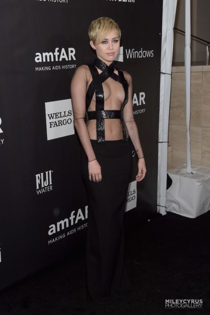  - Miley Cyrus la AMFAR LA Inspiration Gala