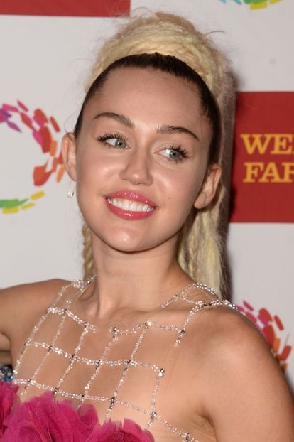  - Miley Cyrus la Los Angeles LGBT Center 46th Anniversary Gala Vanguard Awards Red Carpet