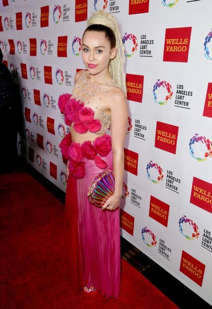  - Miley Cyrus la Los Angeles LGBT Center 46th Anniversary Gala Vanguard Awards Red Carpet
