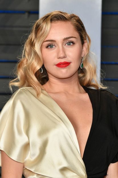  - Miley Cyrus laThe 2018 Vanity Fair Oscar Party in Beverly Hills Red Carpet