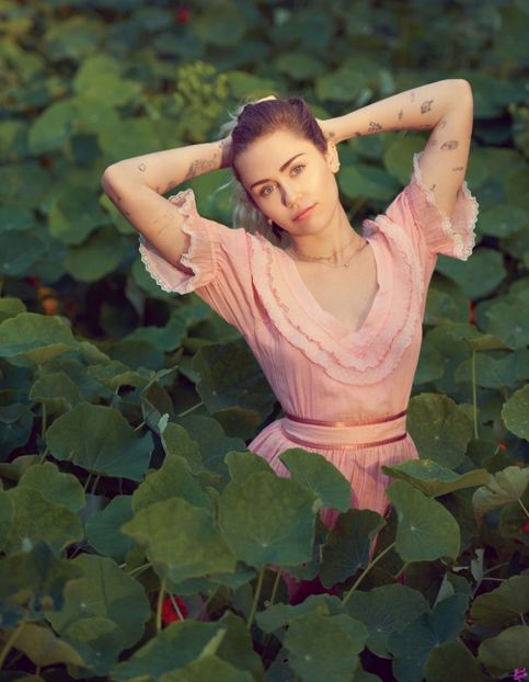  - MILEY CYRUS PHOTOSHOOTS 1