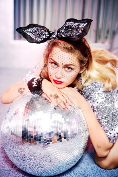  - MILEY CYRUS PHOTOSHOOTS 1