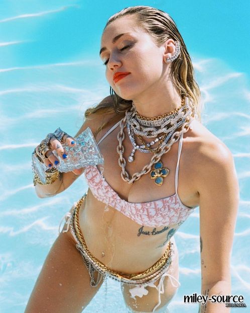  - MILEY CYRUS PHOTOSHOOTS 2