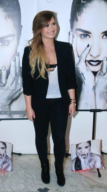 057-27 - Demi Lovato la PRESS CONFERENCE IN SAO PAULO