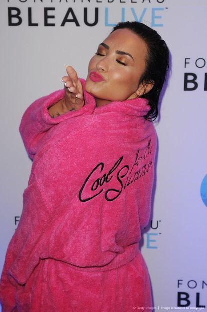  - Demi Lovato la BACKSTAGE AT Y100 COOL FOR THE SUMMER POOL PARTY IN MIAMI