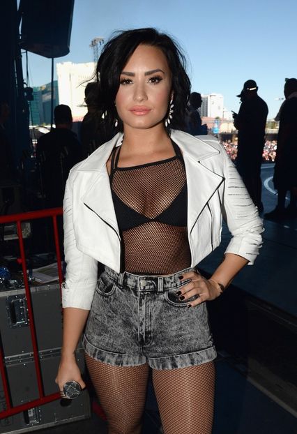  - Demi Lovato la IHEARTRADIO DAY TIME VILLAGE FESTIVAL BACKSTAGE IN LAS VEGAS