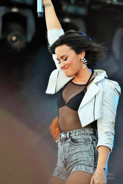  - Demi Lovato la IHEARTRADIO DAY TIME VILLAGE FESTIVAL BACKSTAGE IN LAS VEGAS