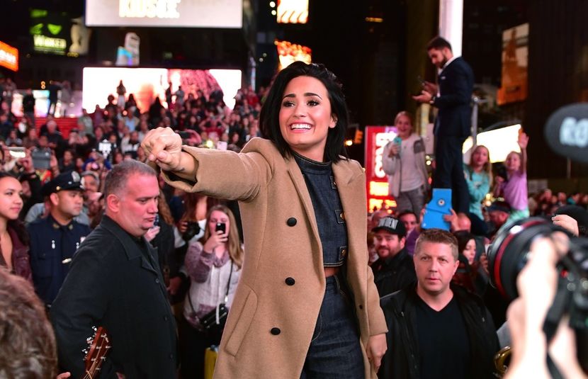  - Demi Lovato la SURPRISE LIVE PERFORMANCE IN TIMES SQUARE NEW YORK