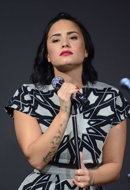 SPL1163579_047 - Demi Lovato la APPLE STORE IN SOHO NEW YORK