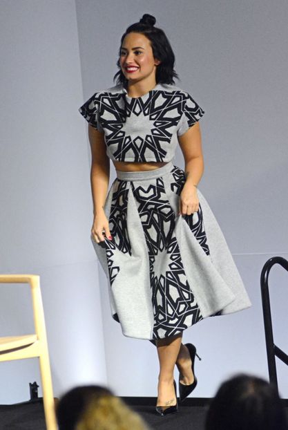 SPL1163579_073 - Demi Lovato la APPLE STORE IN SOHO NEW YORK
