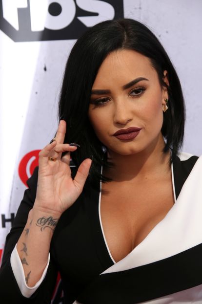 1_2815629-2 - Demi Lovato la IHEARTRADIO MUSIC AWARDS AT THE FORUM CALIFORNIA
