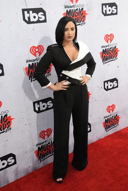 1_2819229-1_0 - Demi Lovato la IHEARTRADIO MUSIC AWARDS AT THE FORUM CALIFORNIA