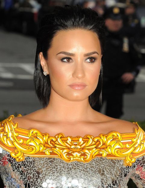 5ZUpCTp-jzQ - Demi Lovato la ON IN AN AGE OF TECHNOLOGY AT METROPOLITAN MUSEUM OF ART IN NEW YORK CITY