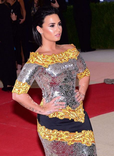 I3xNfm6Y64A - Demi Lovato la ON IN AN AGE OF TECHNOLOGY AT METROPOLITAN MUSEUM OF ART IN NEW YORK CITY