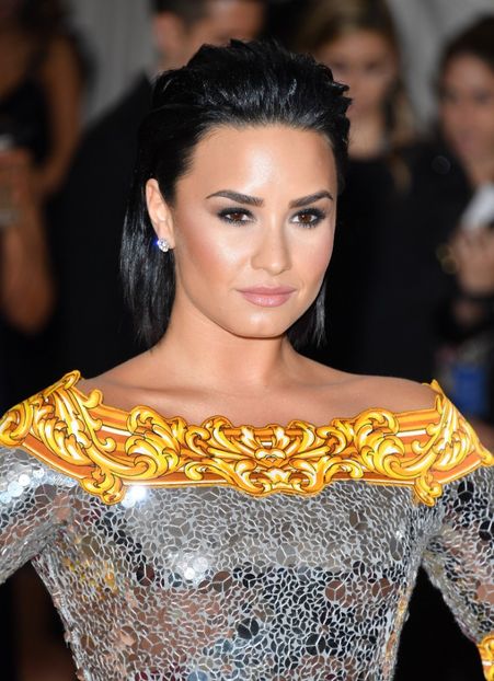 zqwHiFIuELM - Demi Lovato la ON IN AN AGE OF TECHNOLOGY AT METROPOLITAN MUSEUM OF ART IN NEW YORK CITY