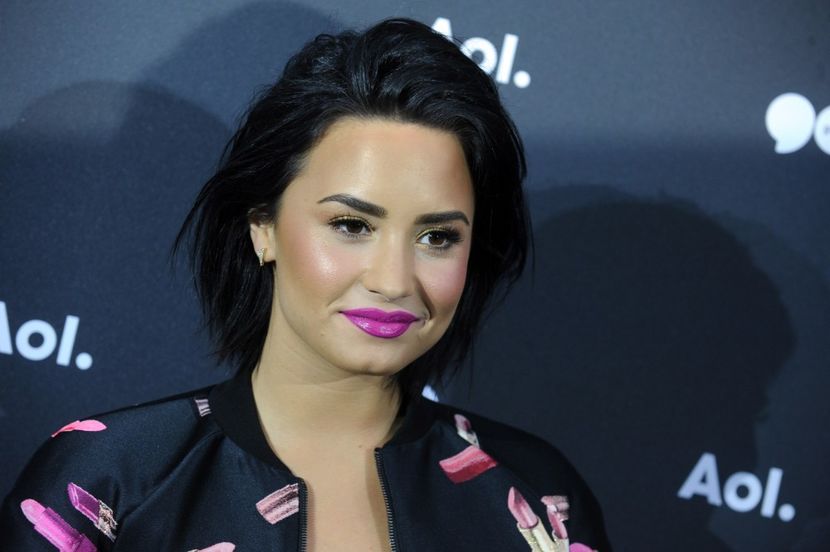fEM4XXvDwqU - Demi Lovato la AOL NEWFRONT AT SEAPORT DISTRICT IN NEW YORK
