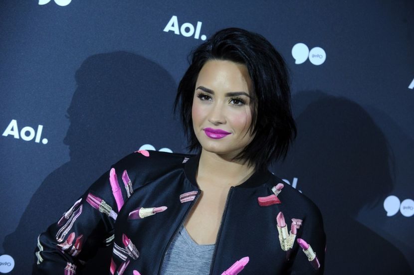 hD8uYEhjuWM - Demi Lovato la AOL NEWFRONT AT SEAPORT DISTRICT IN NEW YORK
