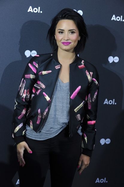 JD0djb4Sd1Q - Demi Lovato la AOL NEWFRONT AT SEAPORT DISTRICT IN NEW YORK