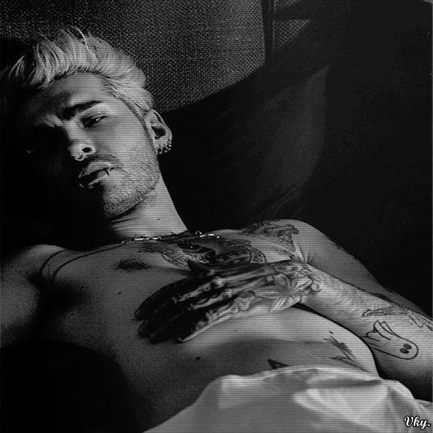 ▬ Se intinde pe nisip si se uita la ea. ❝Atunci, cum esti tu? Daca sustii ca nu esti ca ele.❞=)))))) - SO3xE03 And I find it kinda funny