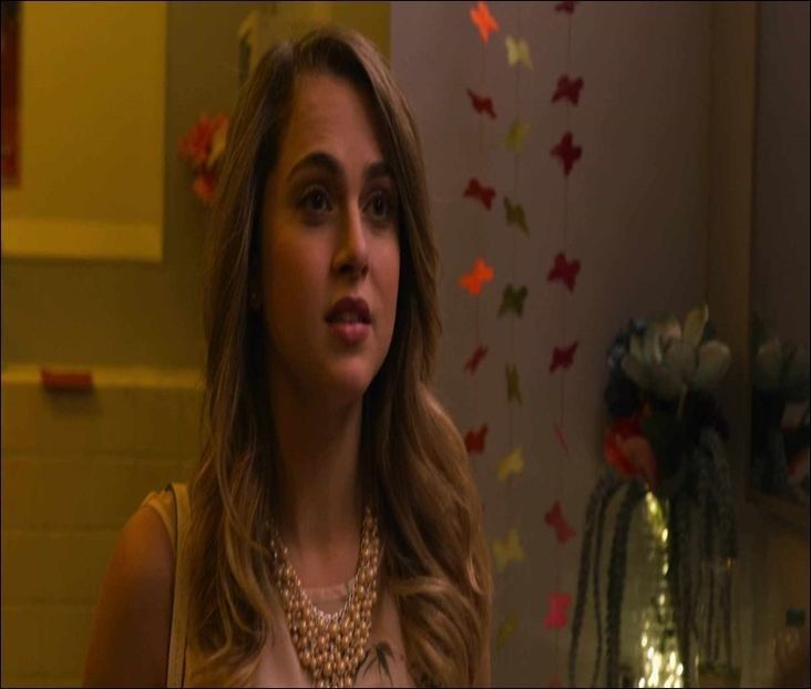 ⤑# sta la baru hotelului si bea un cocktail fancy=)) - SO3xE03 And I find it kinda funny