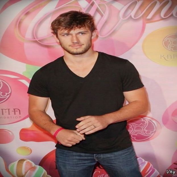 ▬ Sta pe un scaun la terasa hotelului si bea o cafea.=)))))) - SO3xE03 And I find it kinda funny