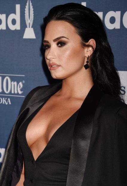 z16 - Demi Lovato la 2016 GLAAD MEDIA AWARDS AT THE BEVERLY HILTON IN LOS ANGELES