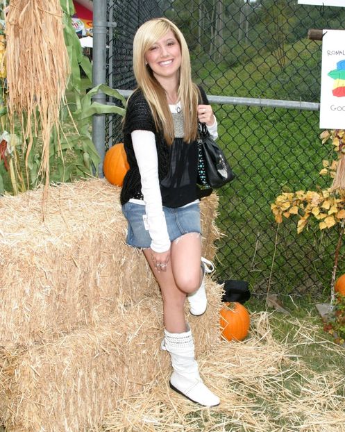  - Ashley Tisdale la Camp Ronald McDonald for Good Times 13th annual Halloween