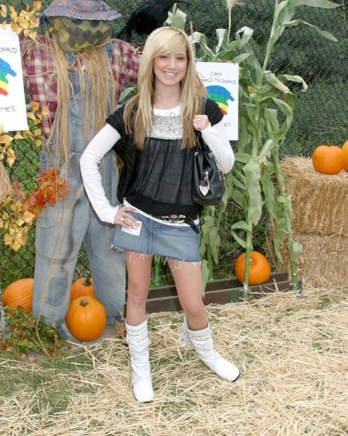  - Ashley Tisdale la Camp Ronald McDonald for Good Times 13th annual Halloween