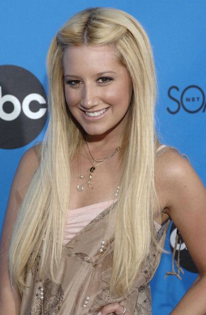  - Ashley Tisdale la ABC All Star Party 2006 at Rose Bowl in Pasadena