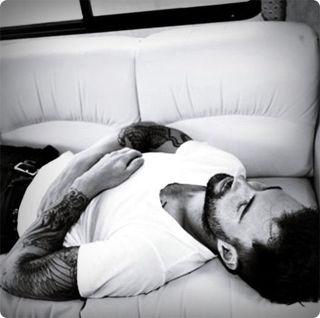 ▬ Doarme atat de linistit incat zici ca e mort.=)))) ×Scuze ca nu am mai pus nimic, dar a intervenit - SO3xE03 And I find it kinda funny