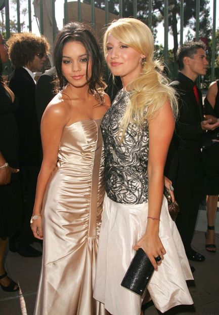  - VANESSA HUDGENS SI ASHLEY TISDALE