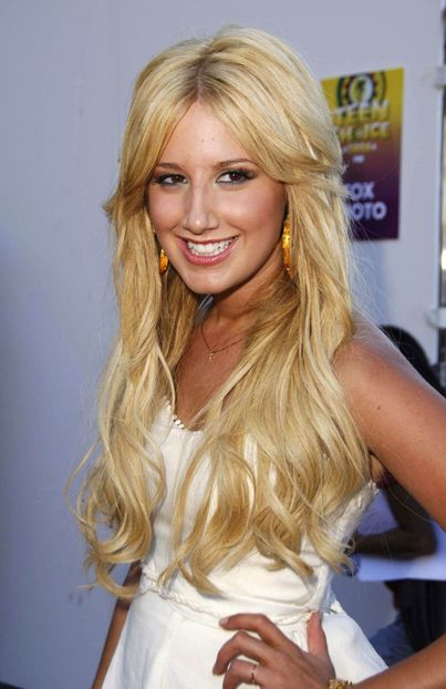  - Ashley Tisdale la Teen Choice Awards at the Gibson Amphitheatre in Universal City