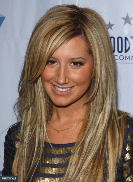  - Ashley Tisdale la 75th annual Hollywood Christmas Parade in Hollywood