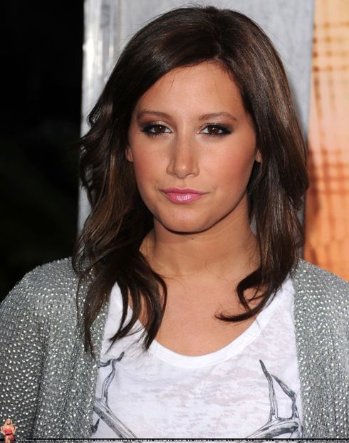  - Ashley Tisdale la The Last Song Premiere at the ArcLight Cinemas in Hollywood