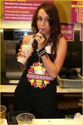 normal_miley-cyrus-makes-milkshake-29