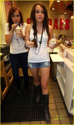 normal_miley-cyrus-makes-milkshake-34