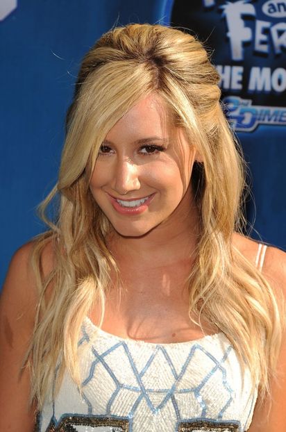  - Ashley Tisdale la Phineas Ferb Across The 2nd Dimension premiere at the El Captian Theatre in Hollyw