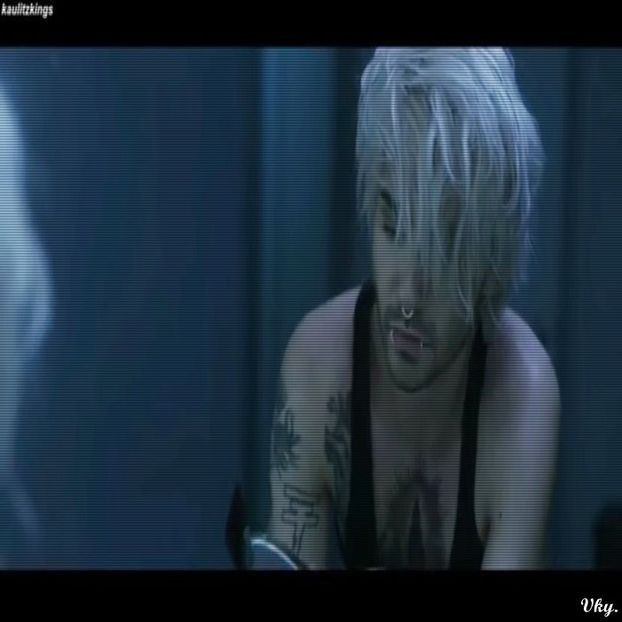 ▬ Se da de pe ea si se s prinde de zona unde la lovit. ❝Nu te f... ,asa ca nu trebuia sa faci asta. - SO3xE03 And I find it kinda funny