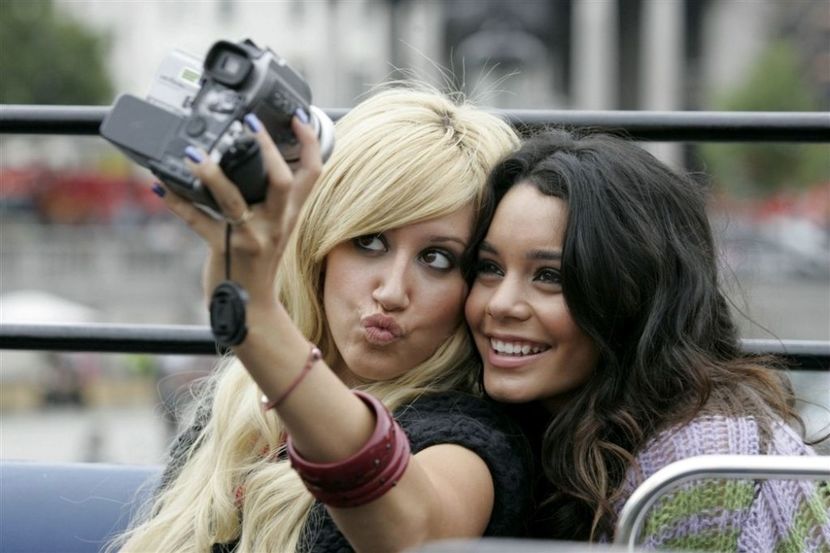  - VANESSA HUDGENS SI ASHLEY TISDALE