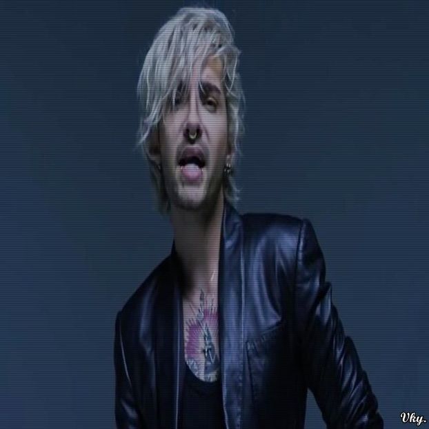 ▬ ❝Da. Vrei sa vezi?❞ Se uita la ea si ranjeste. =))))) - SO3xE03 And I find it kinda funny