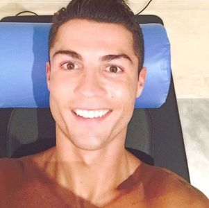 - Ești ok? =))))))))) *Se uită la el și se abține să nu râdă* - Epii 28 _ Cant feel my face