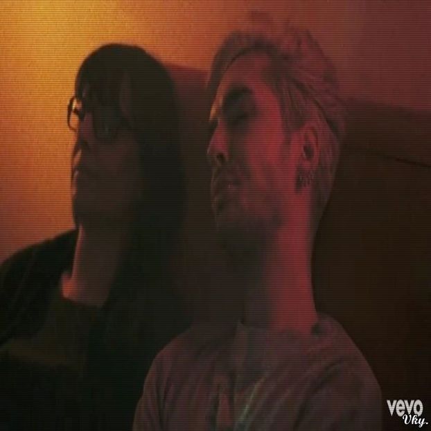 ▬ ❝Ma bucur ca am putut sa fiu de ajutor.❞ Rade si lasa capul pe o parte ca sa o vada.=)))) - SO3xE03 And I find it kinda funny