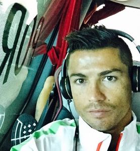 - M-a spionat săptămâna trecută când stăteam pe șezlong la piscină în curtea din spate. - Epii 28 _ Cant feel my face