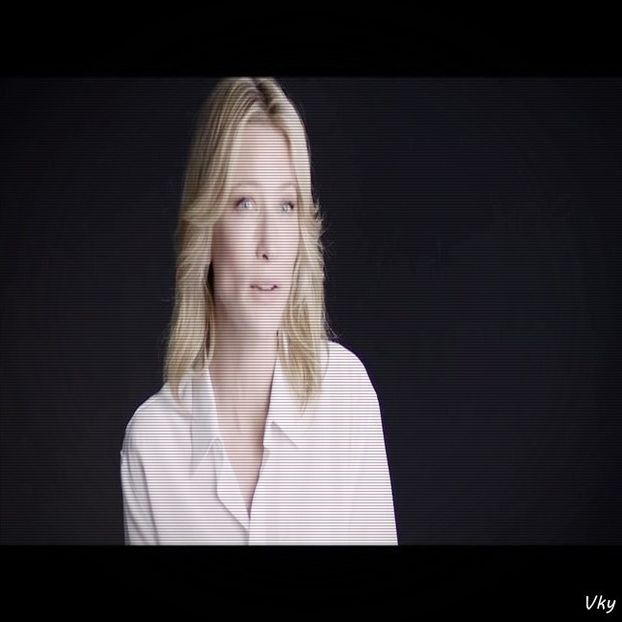 ▬ ❝Alea se pun sub brad si astepti ziua cand poti sa le deschizi.❞ Zambeste si se uita la ea.=)))) - SO3xE03 And I find it kinda funny