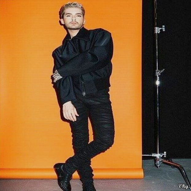 ▬ ❝Bine.❞ O loveste usor cu mana peste umar. =))))) - SO3xE03 And I find it kinda funny