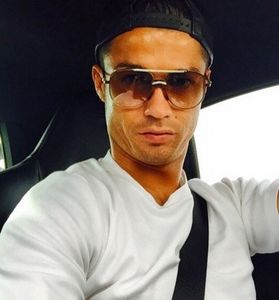 - *Strigă dintre alea, dar el nu prea se vedea* E Ronaldo, bossulici. =)))))))))))))))))*se duce - Epii 28 _ Cant feel my face